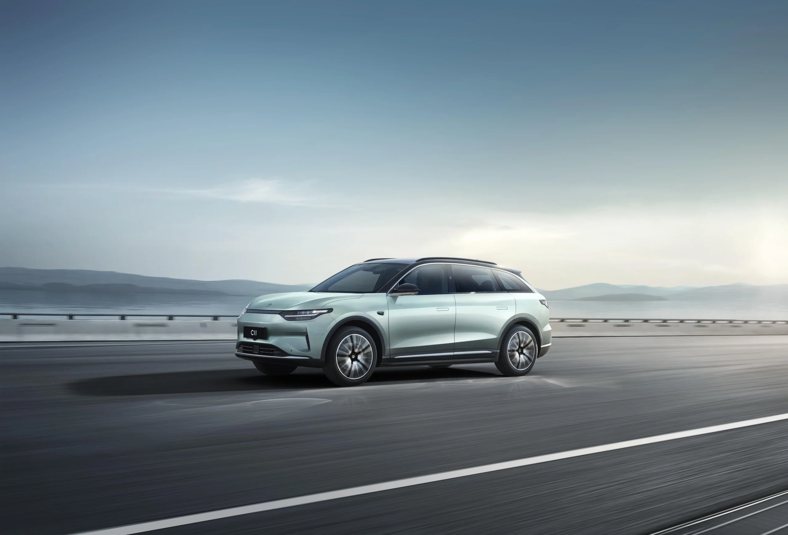 SUV eléctrico Leapmotor C11 en movimiento sobre carretera con fondo de montañas