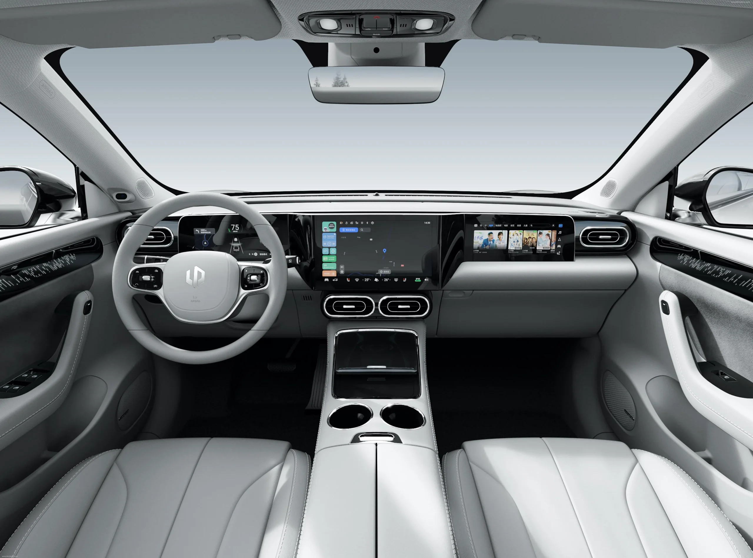 Interior del Leapmotor C11 con triple pantalla digital y acabados premium
