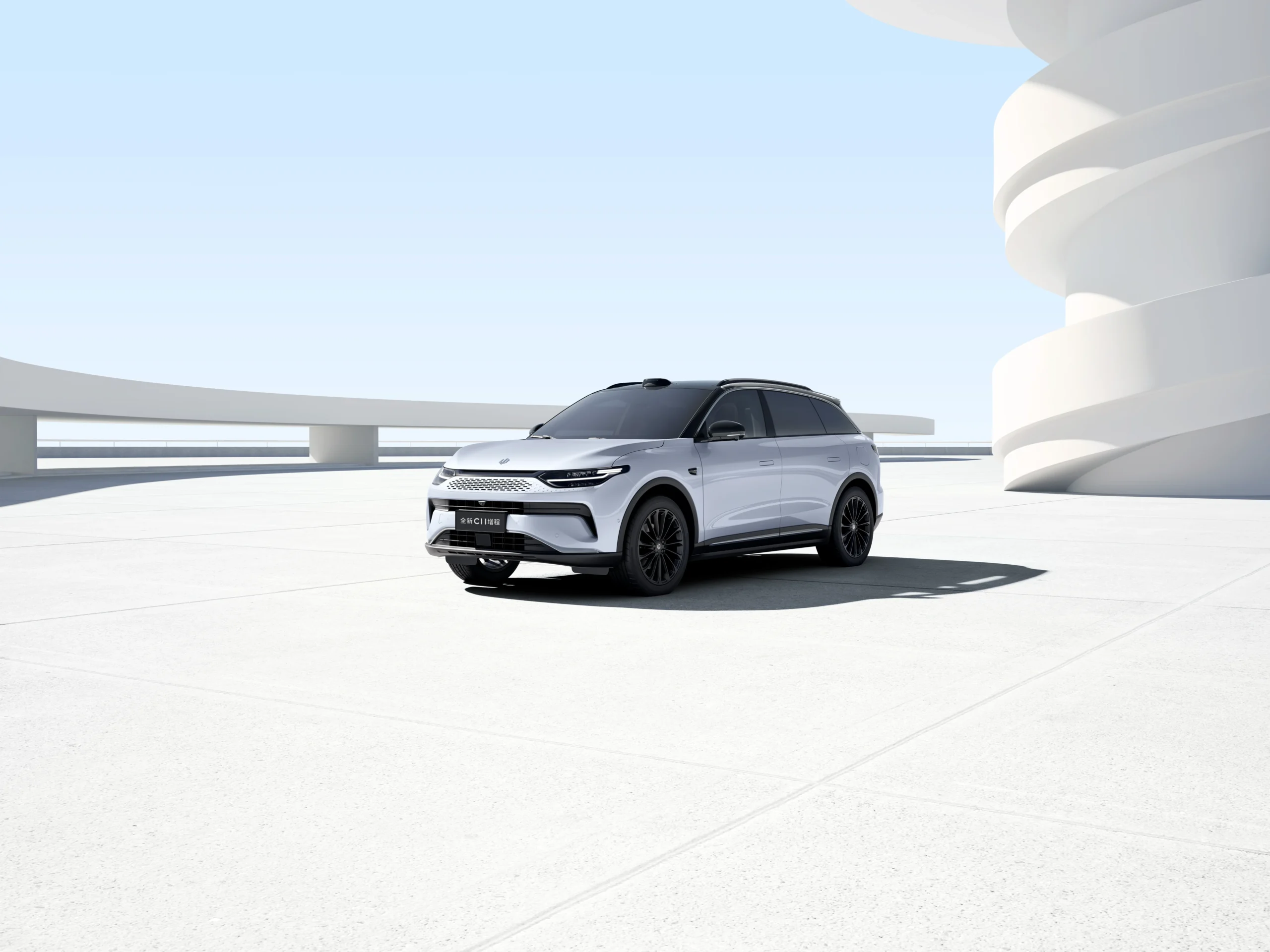 Leapmotor C11 SUV eléctrico blanco en espacio futurista con diseño aerodinámico