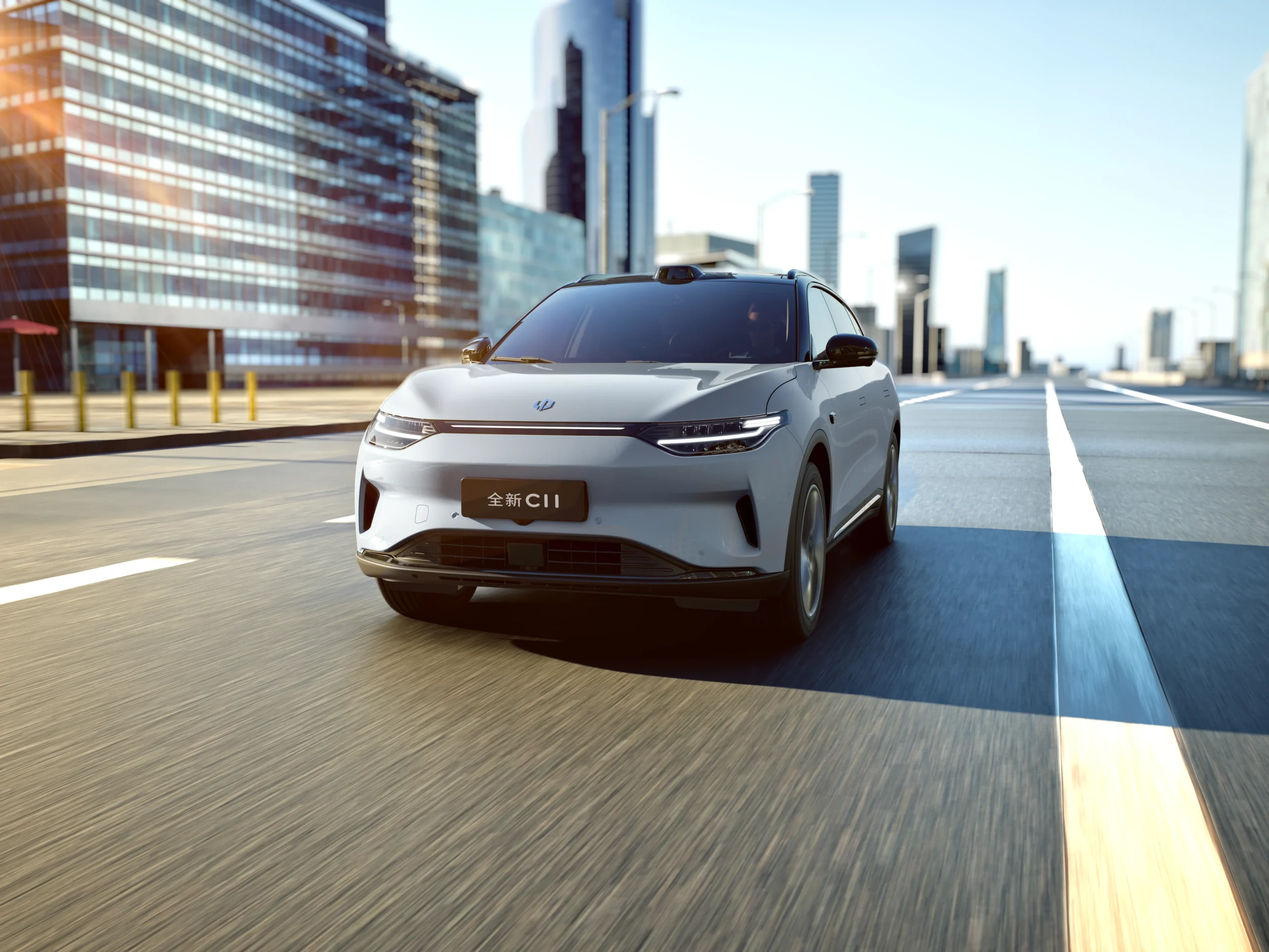 SUV eléctrico Leapmotor C11 en movimiento sobre una autopista urbana en Guatemala